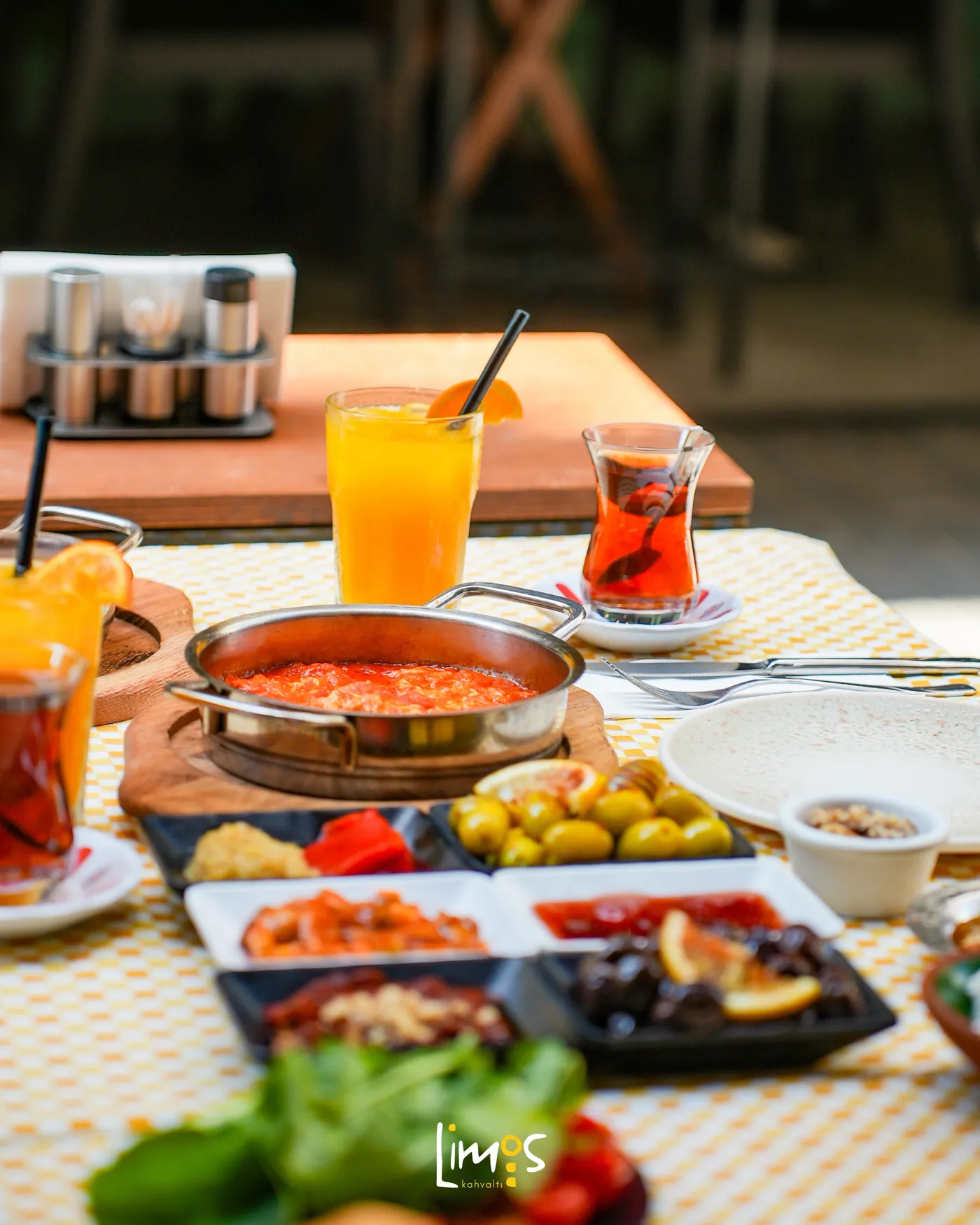 Sahanda menemen, taze sıkma portakal suyu ve çay eşliğinde